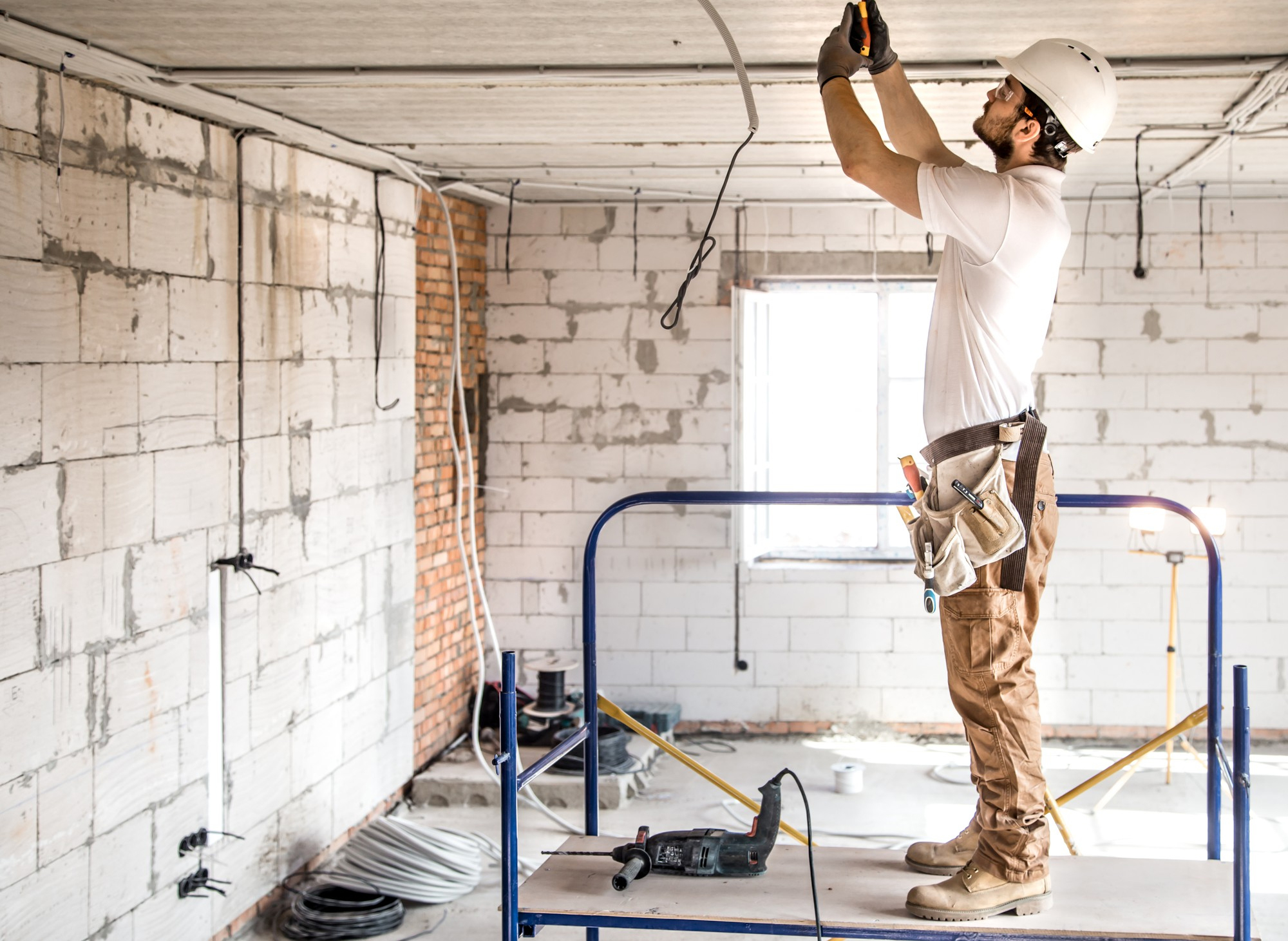 Trabajo de electricista en instalación